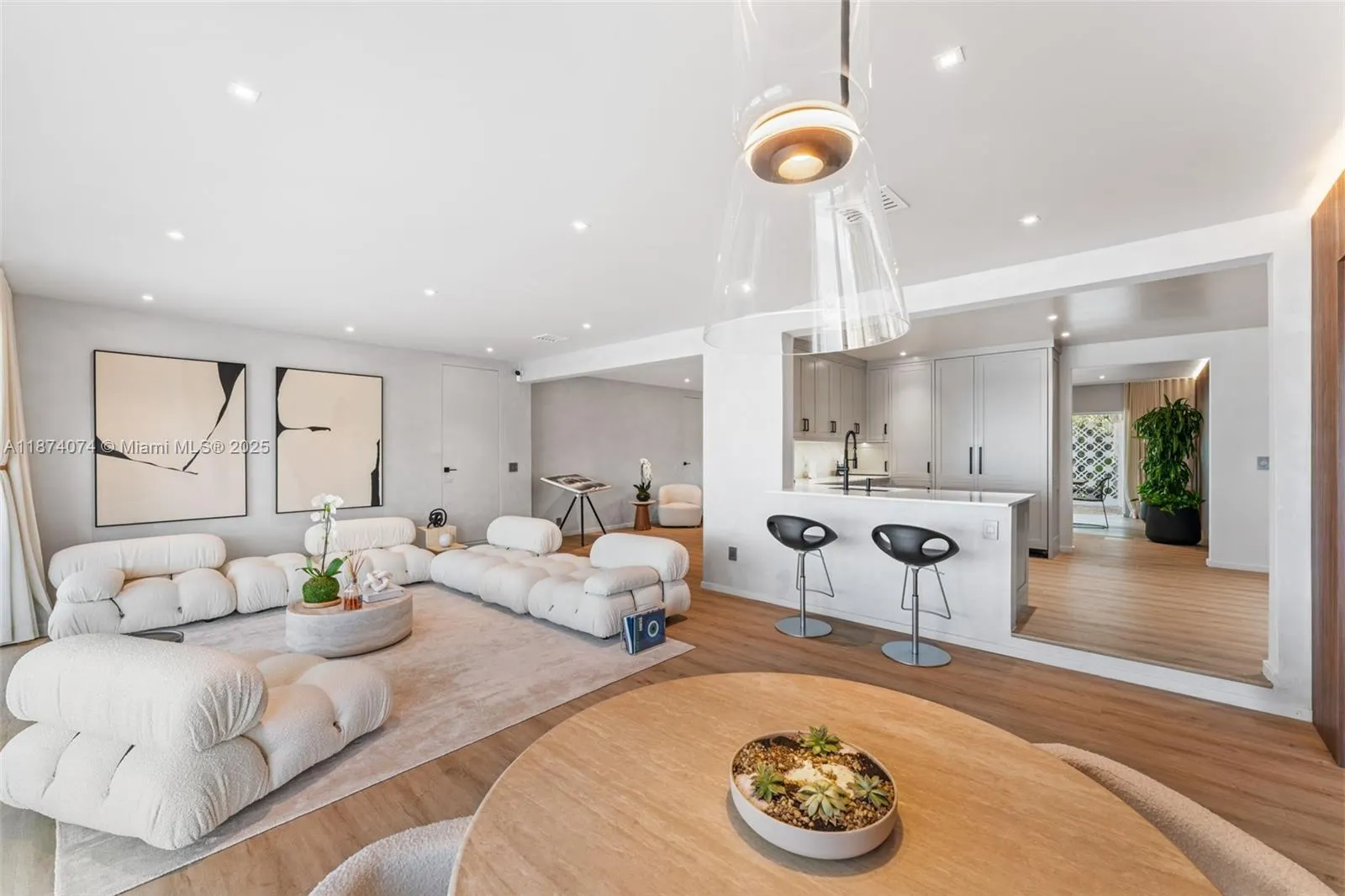 1011 N Venetian Dr