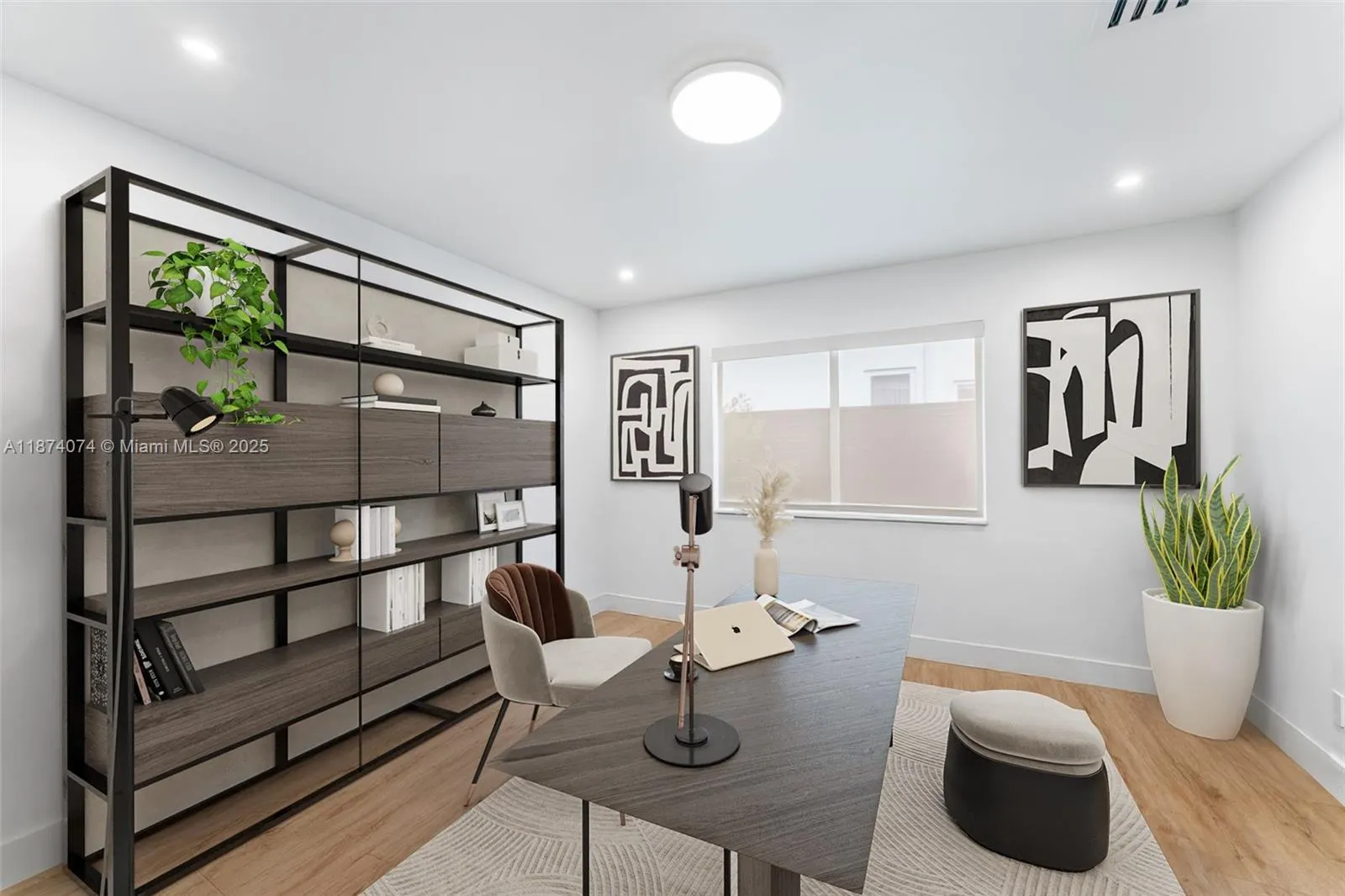 1011 N Venetian Dr