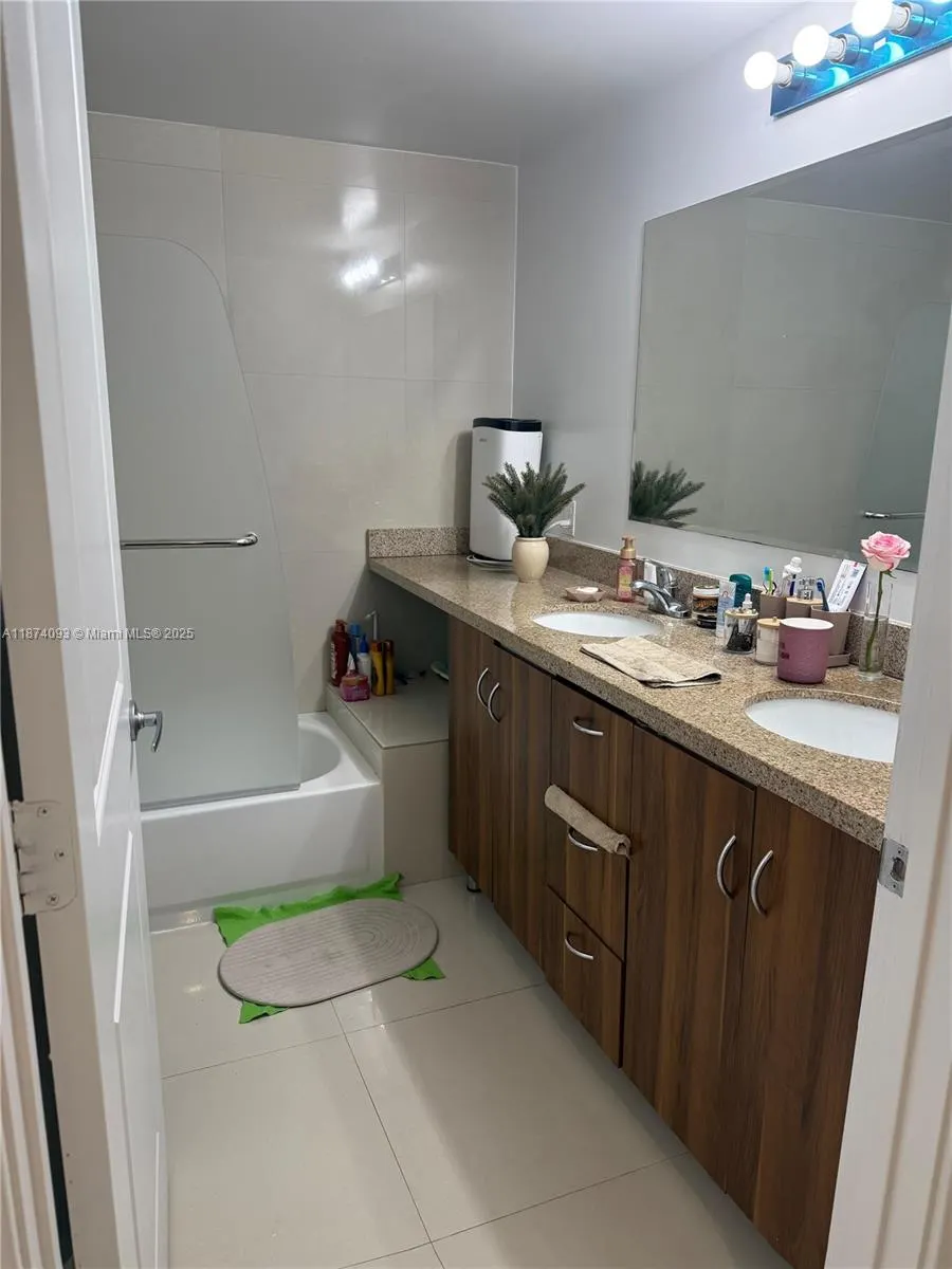 601 NE 23rd St, #807