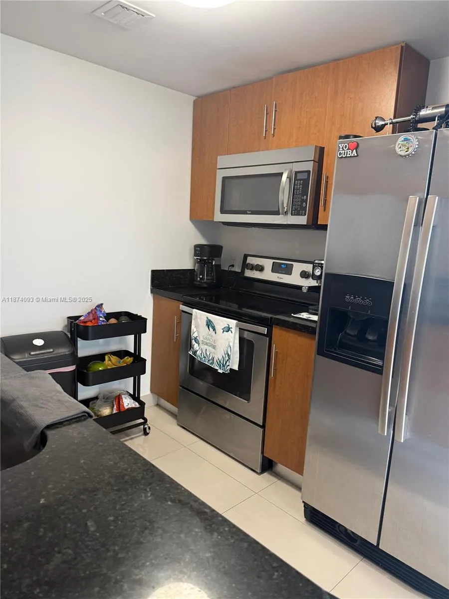 601 NE 23rd St, #807