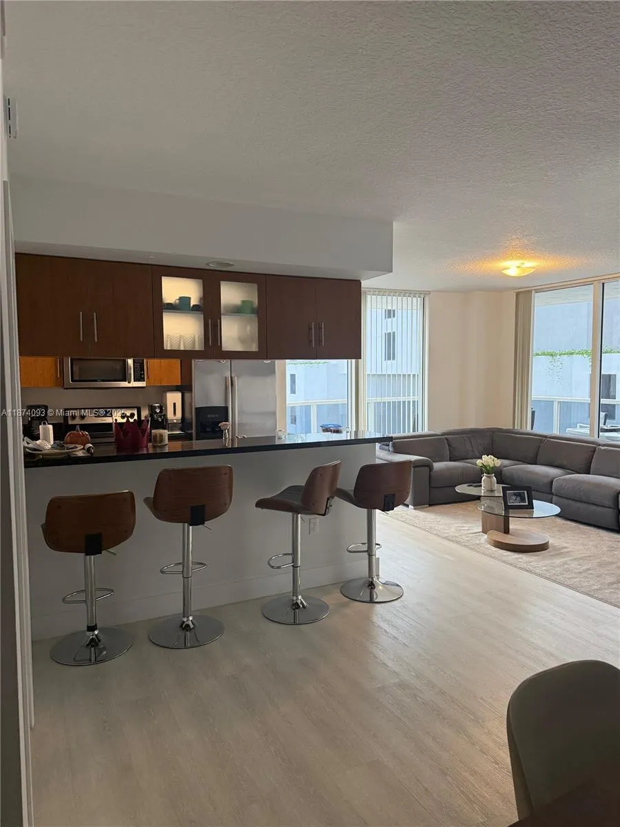 601 NE 23rd St, #807