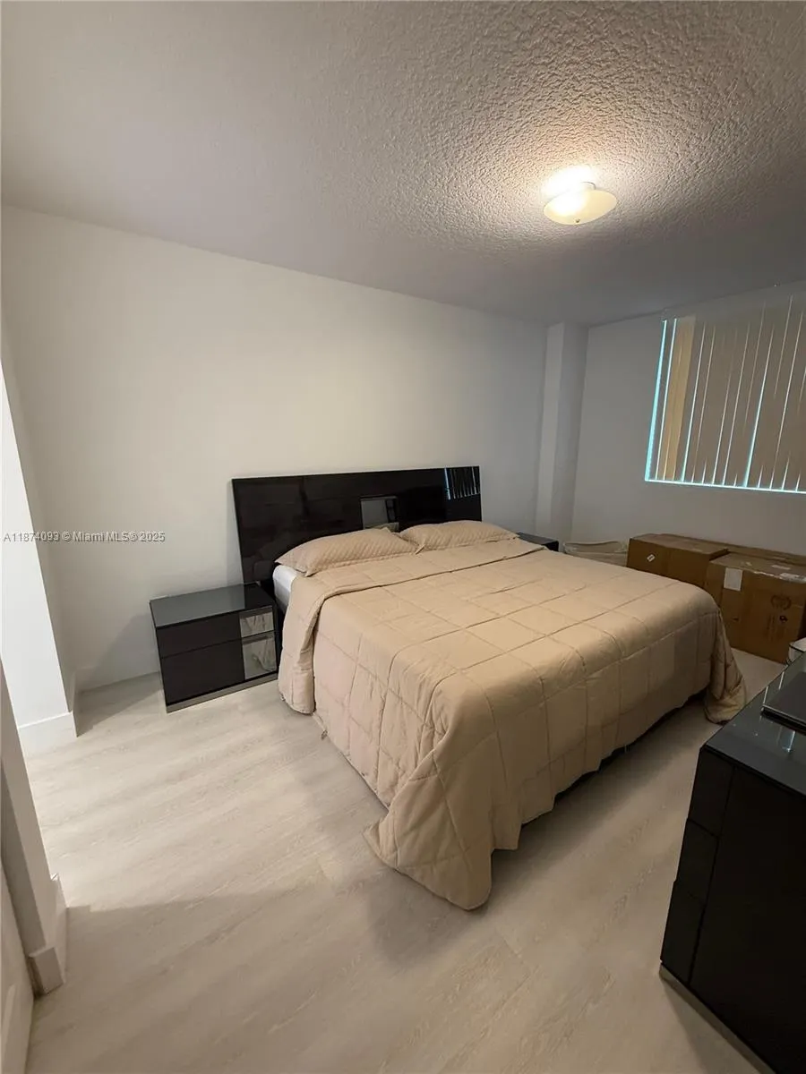 601 NE 23rd St, #807