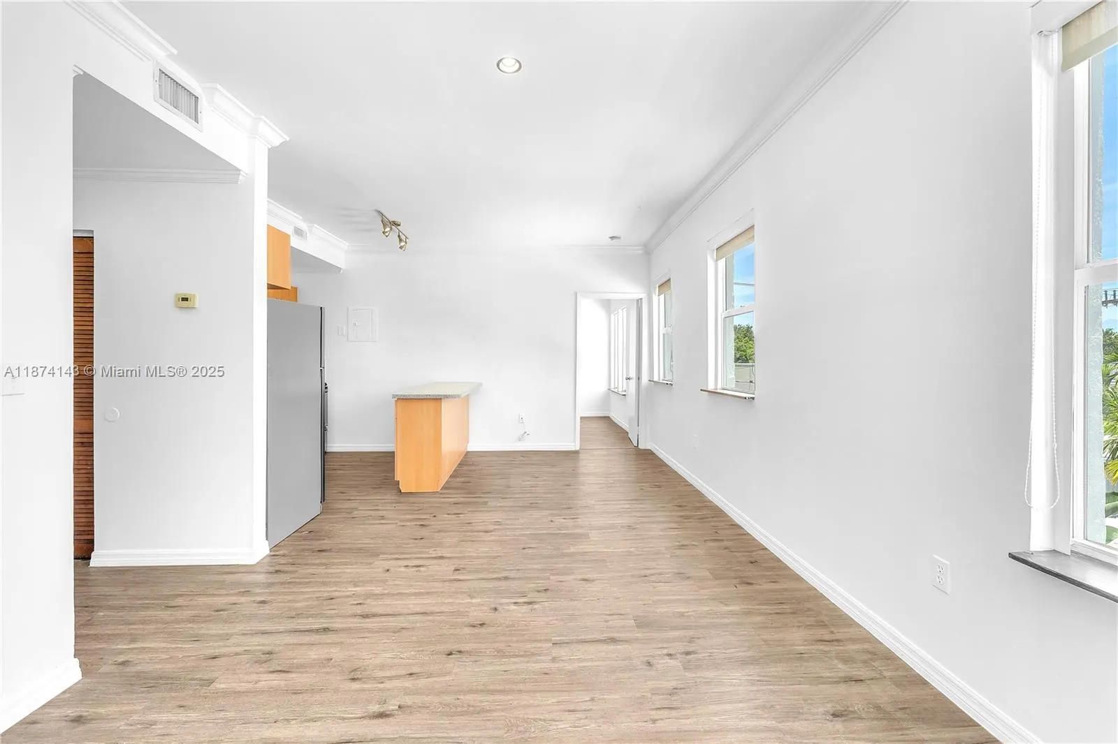 737 Jefferson Ave, #305