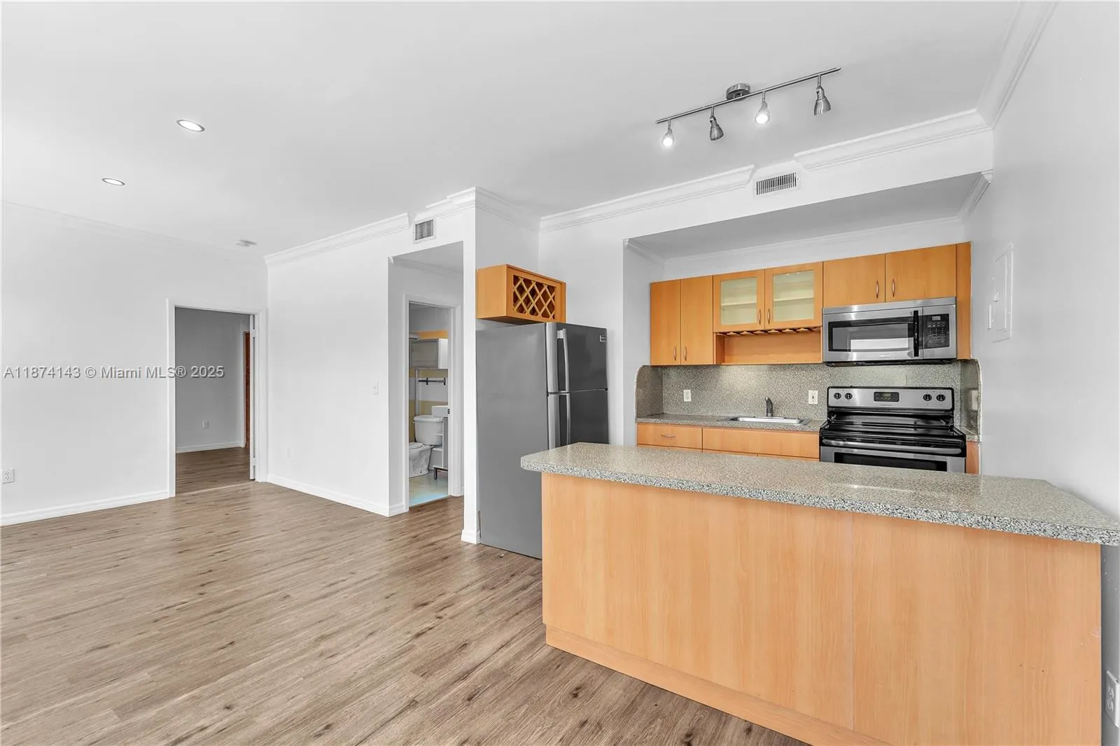 737 Jefferson Ave, #305