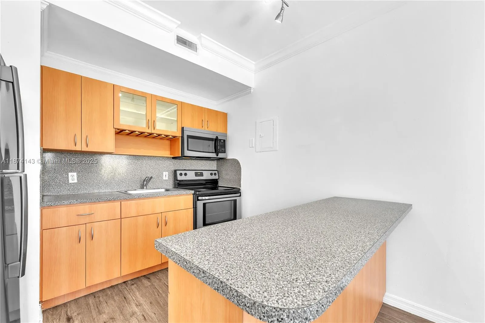 737 Jefferson Ave, #305
