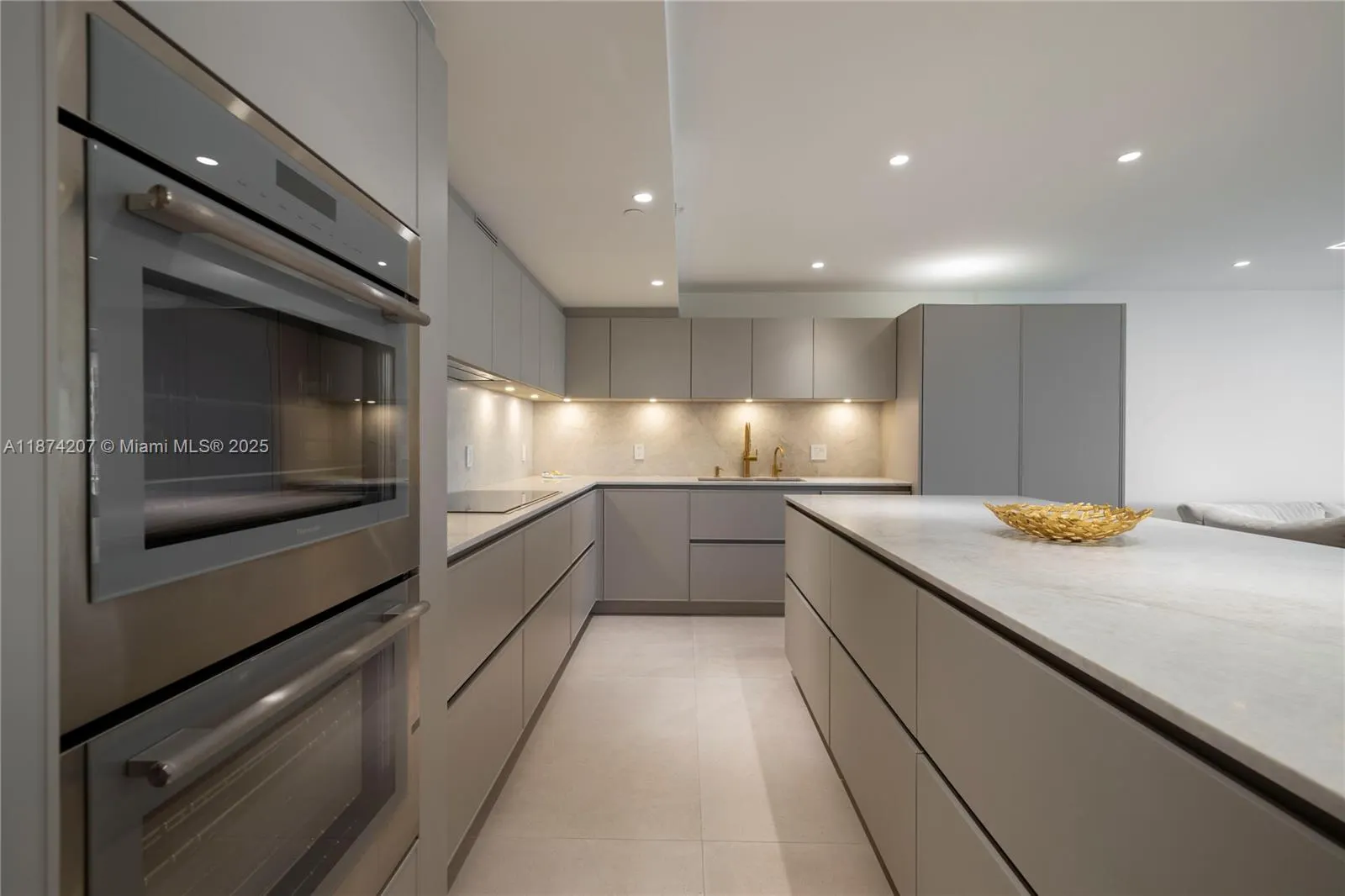 10205 Collins Ave, #603