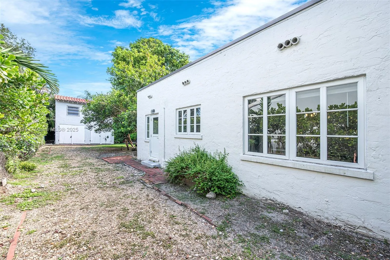 1137 Obispo Ave