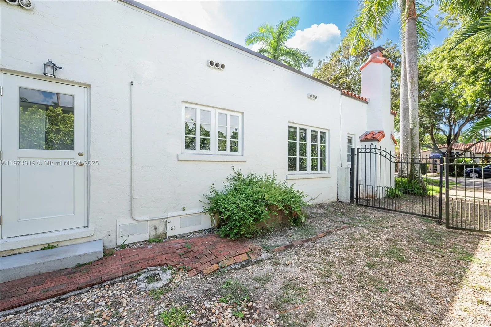 1137 Obispo Ave