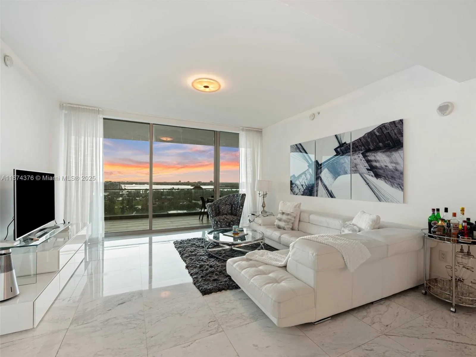 10203 Collins Ave, #1105