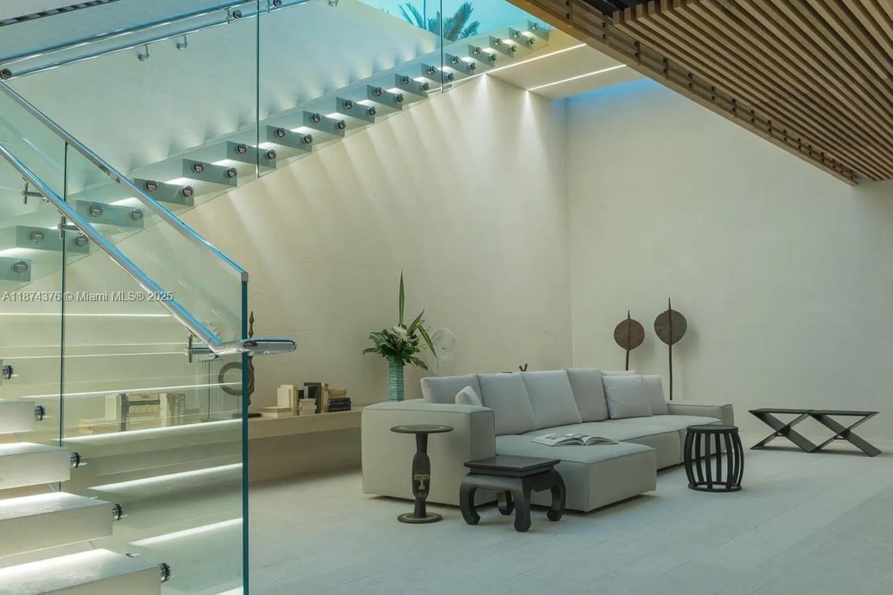 10203 Collins Ave, #1105