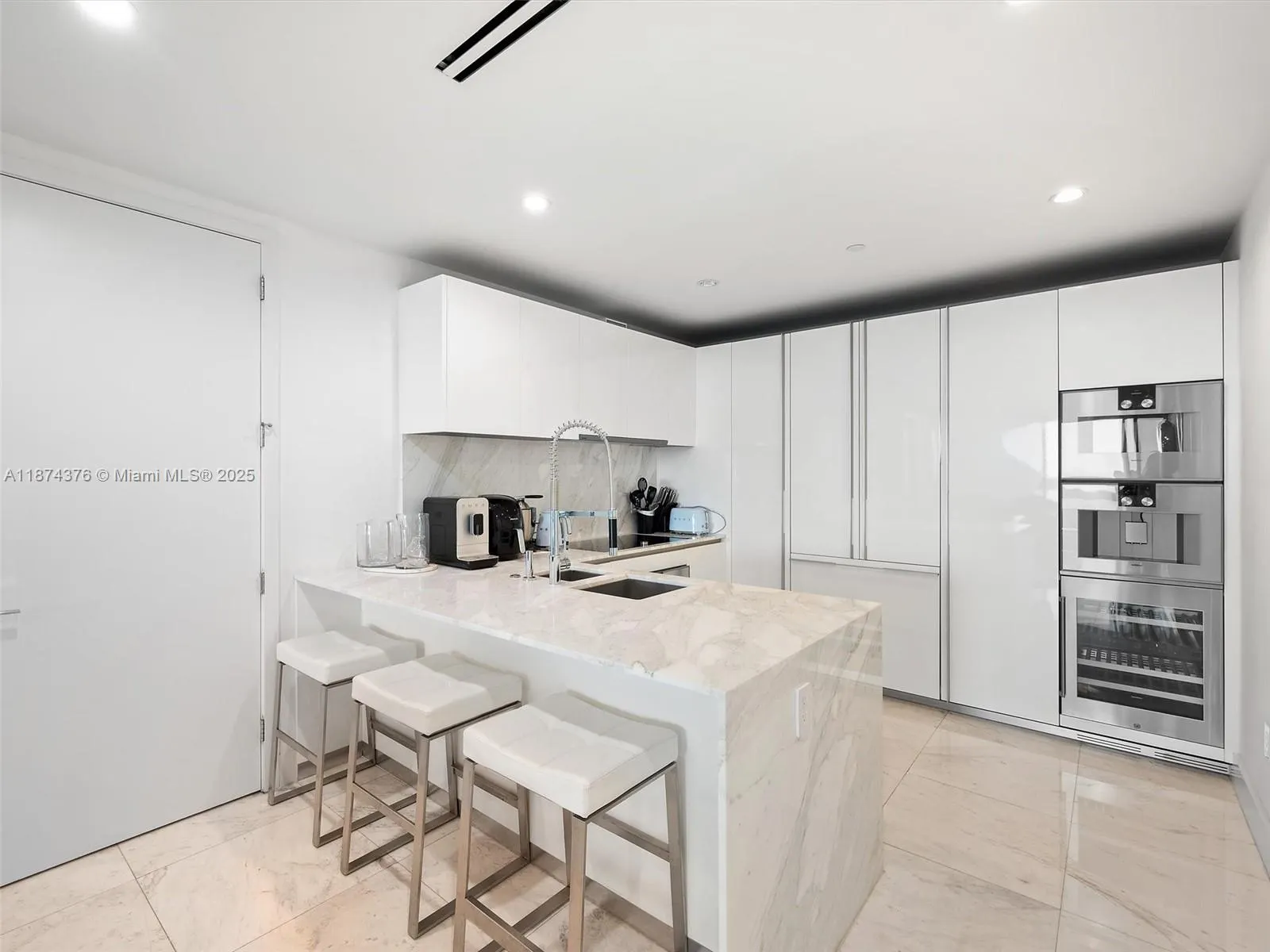 10203 Collins Ave, #1105