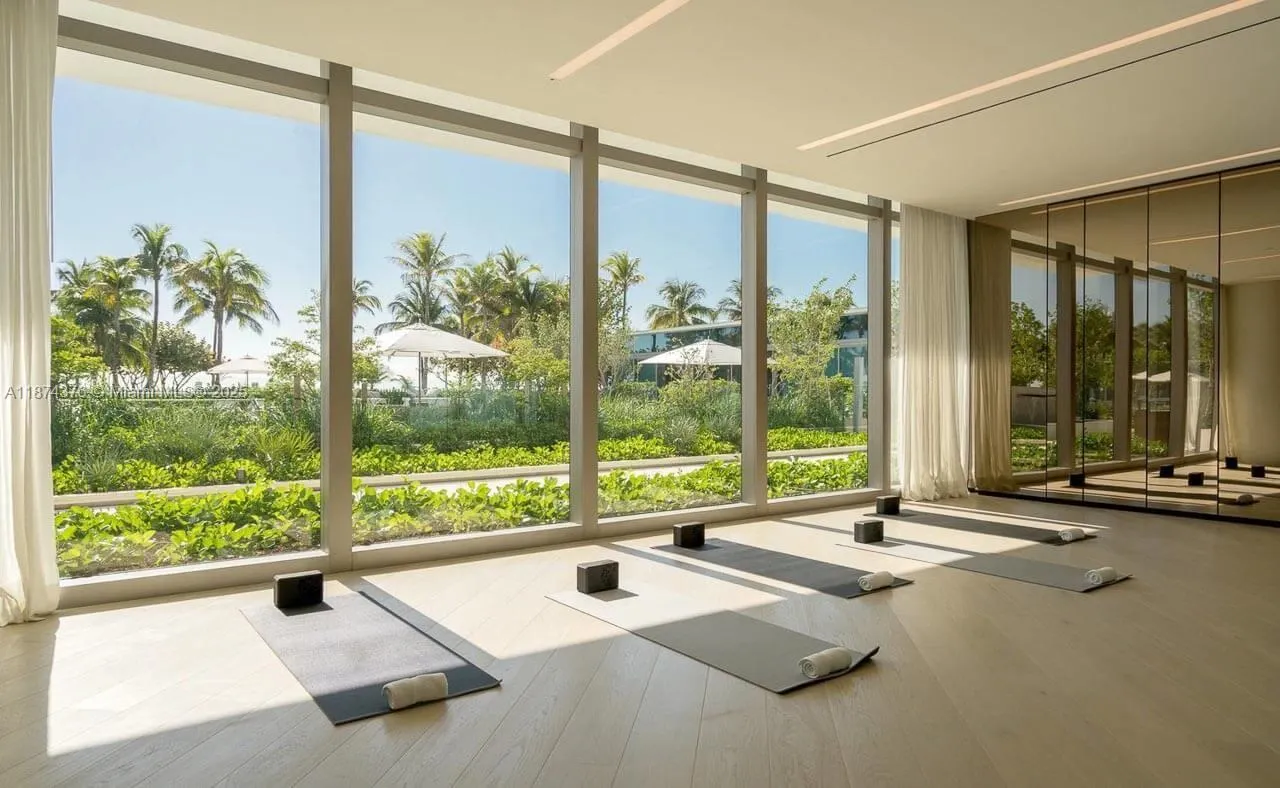 10203 Collins Ave, #1105