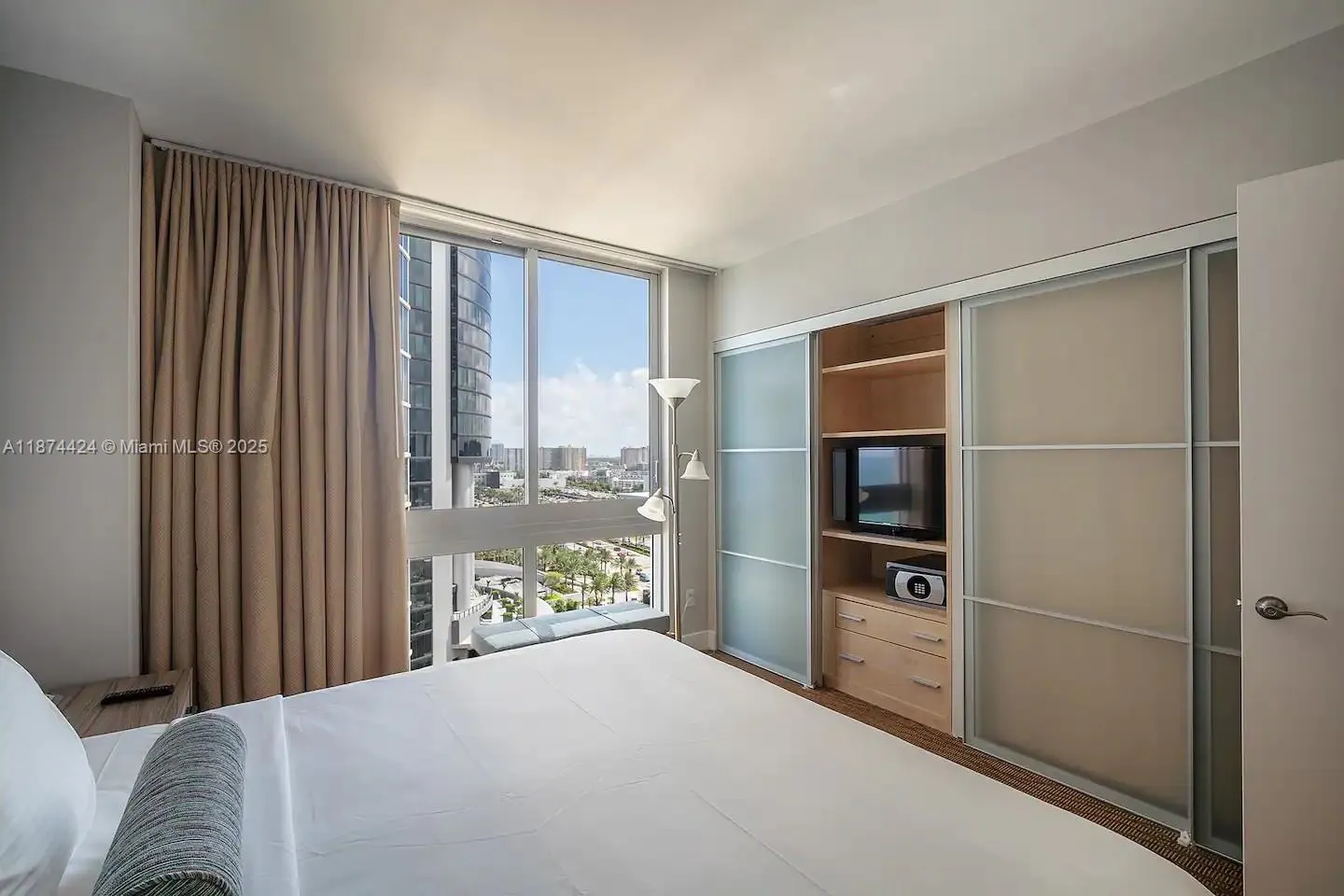 18683 Collins Ave, #1609