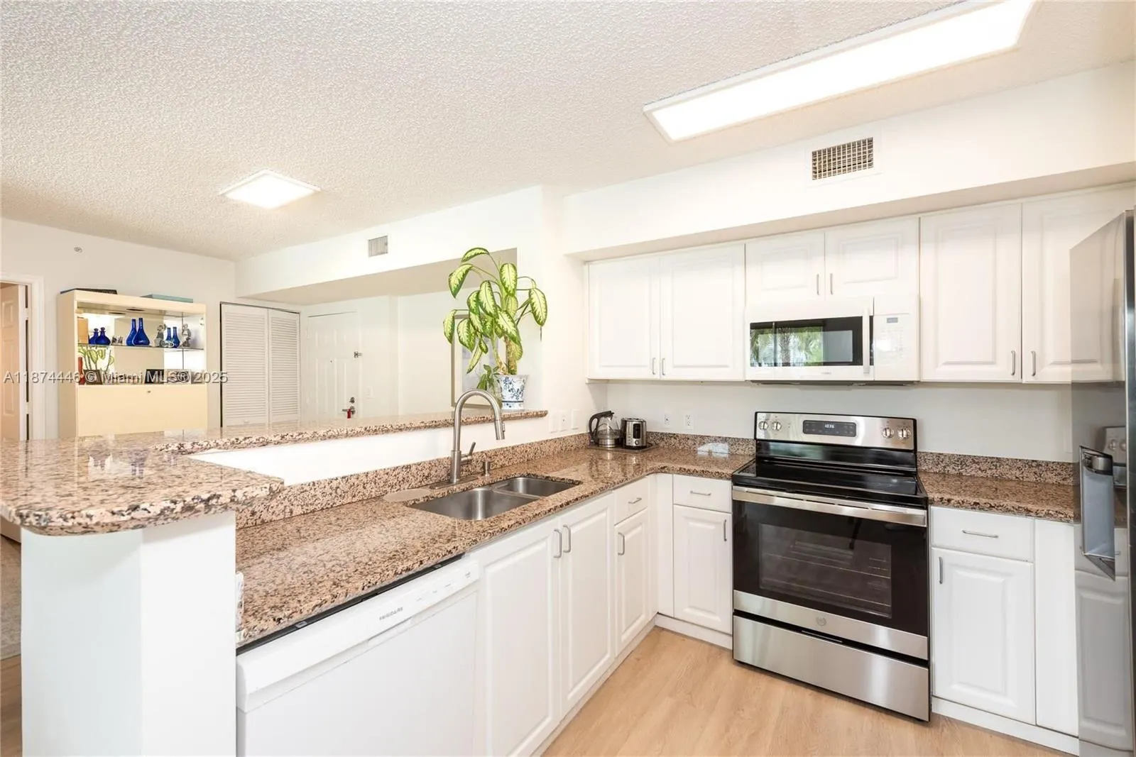 1155 Brickell Bay Dr, #609