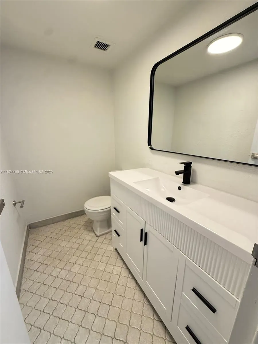 13499 Biscayne Blvd, #811