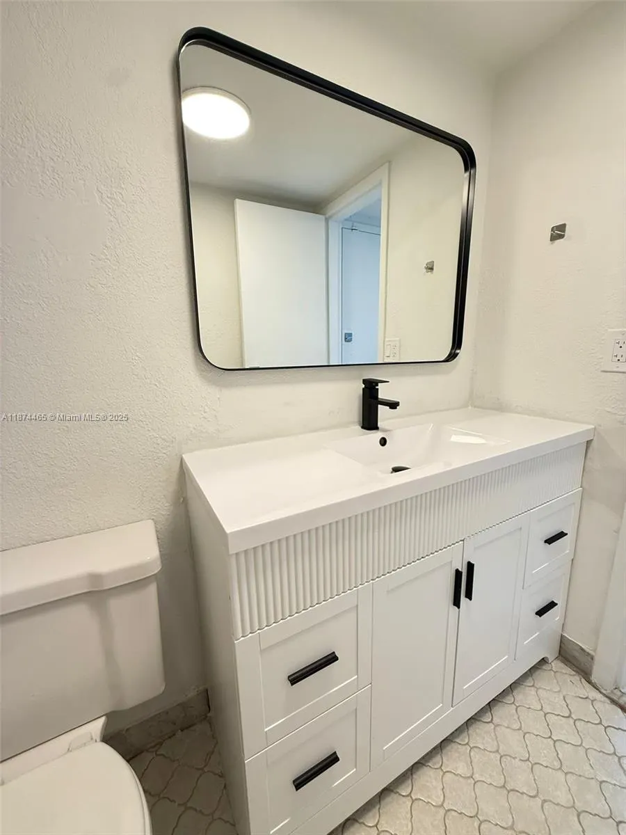 13499 Biscayne Blvd, #811