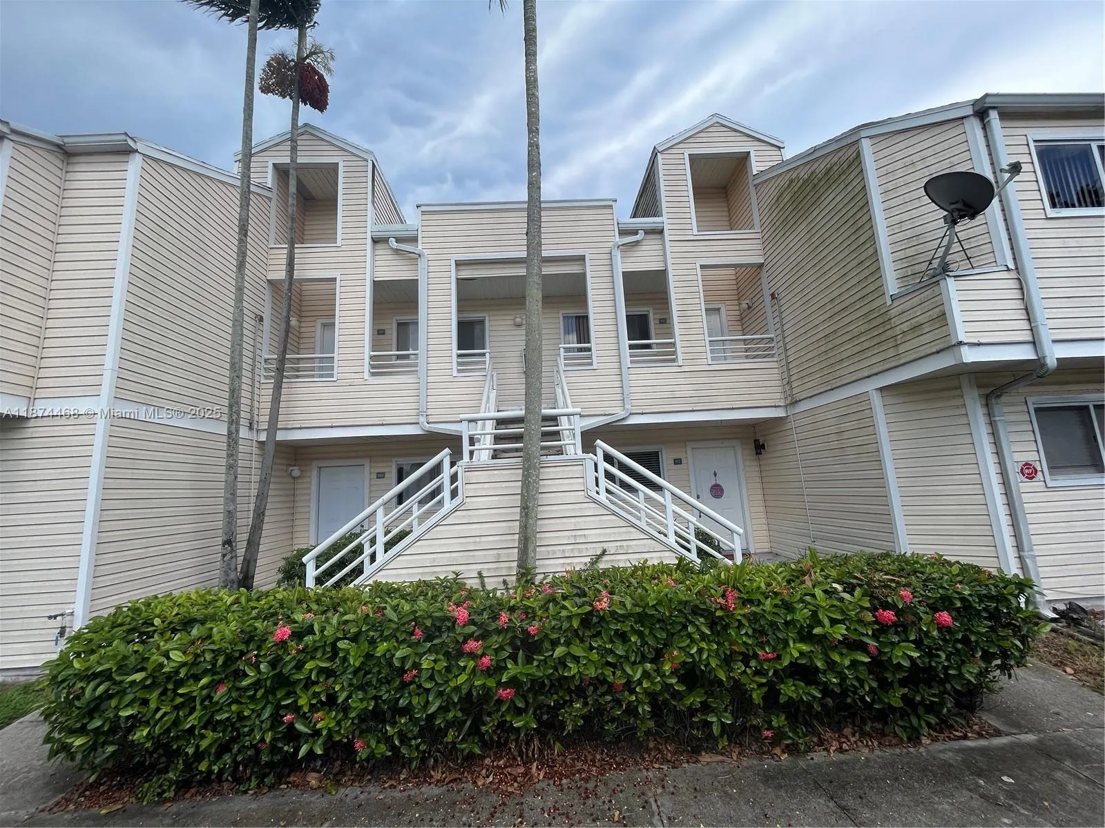 3457 NW 44th St, #204