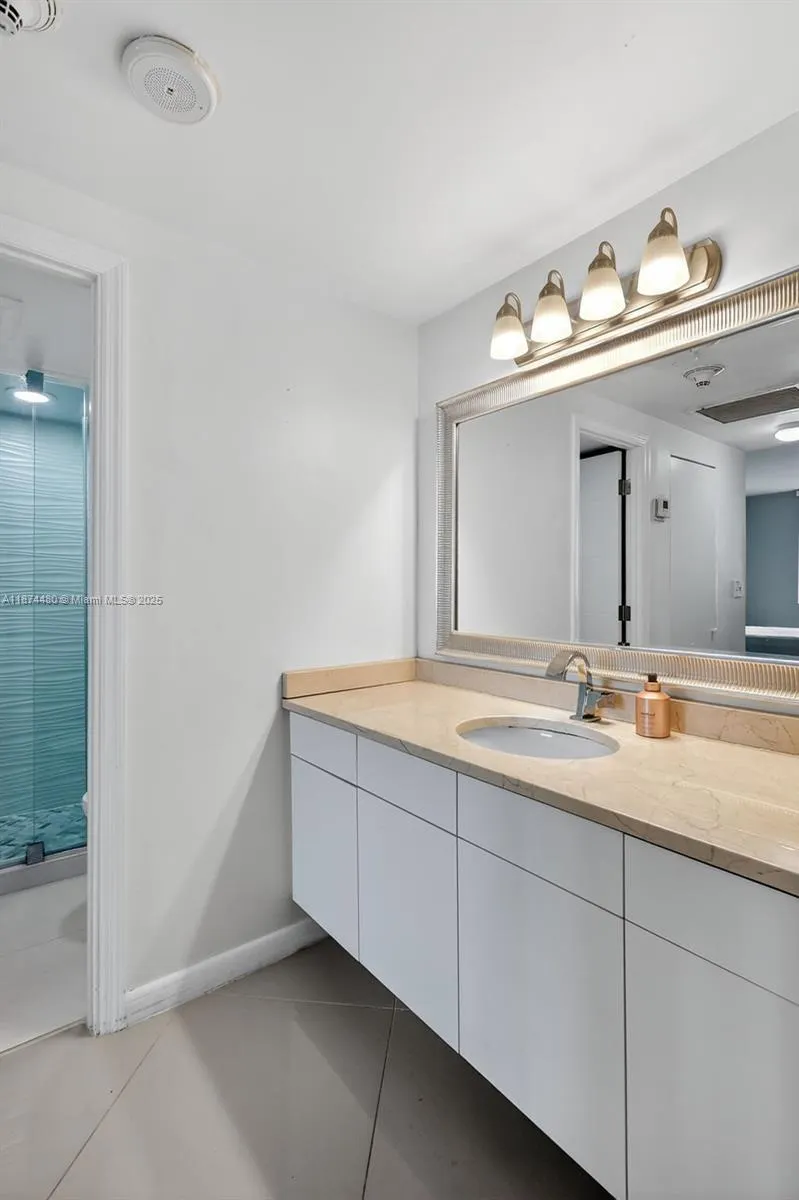 300 Bayview Dr, #1009