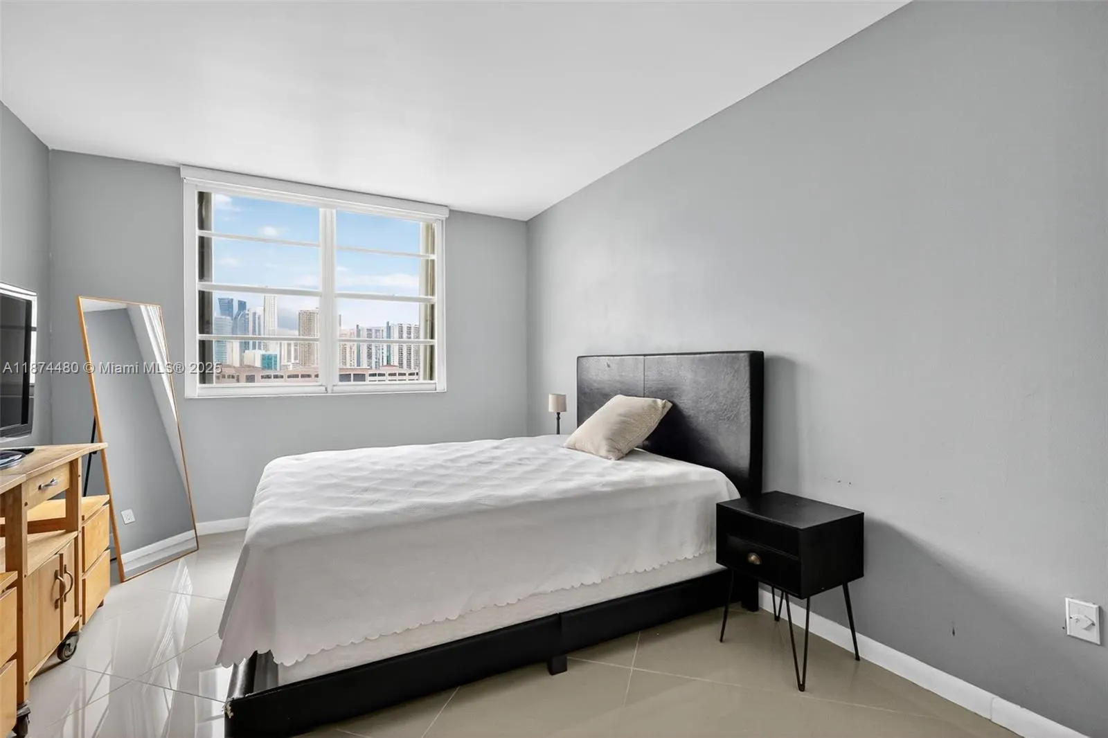 300 Bayview Dr, #1009
