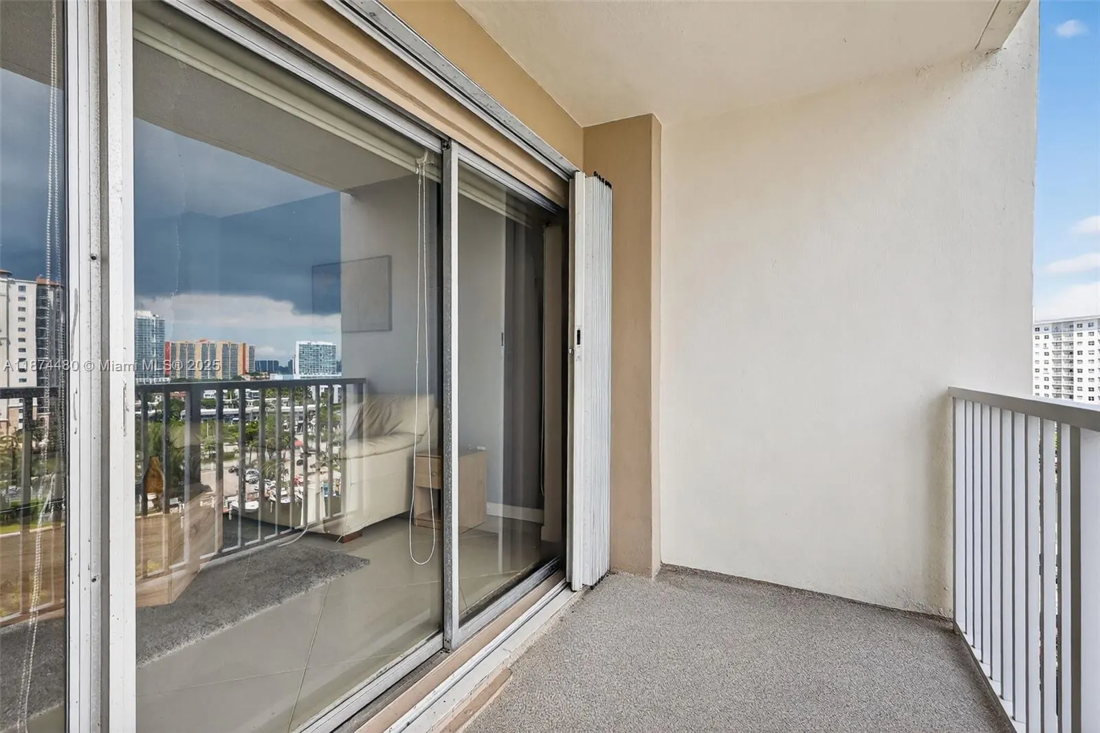 300 Bayview Dr, #1009