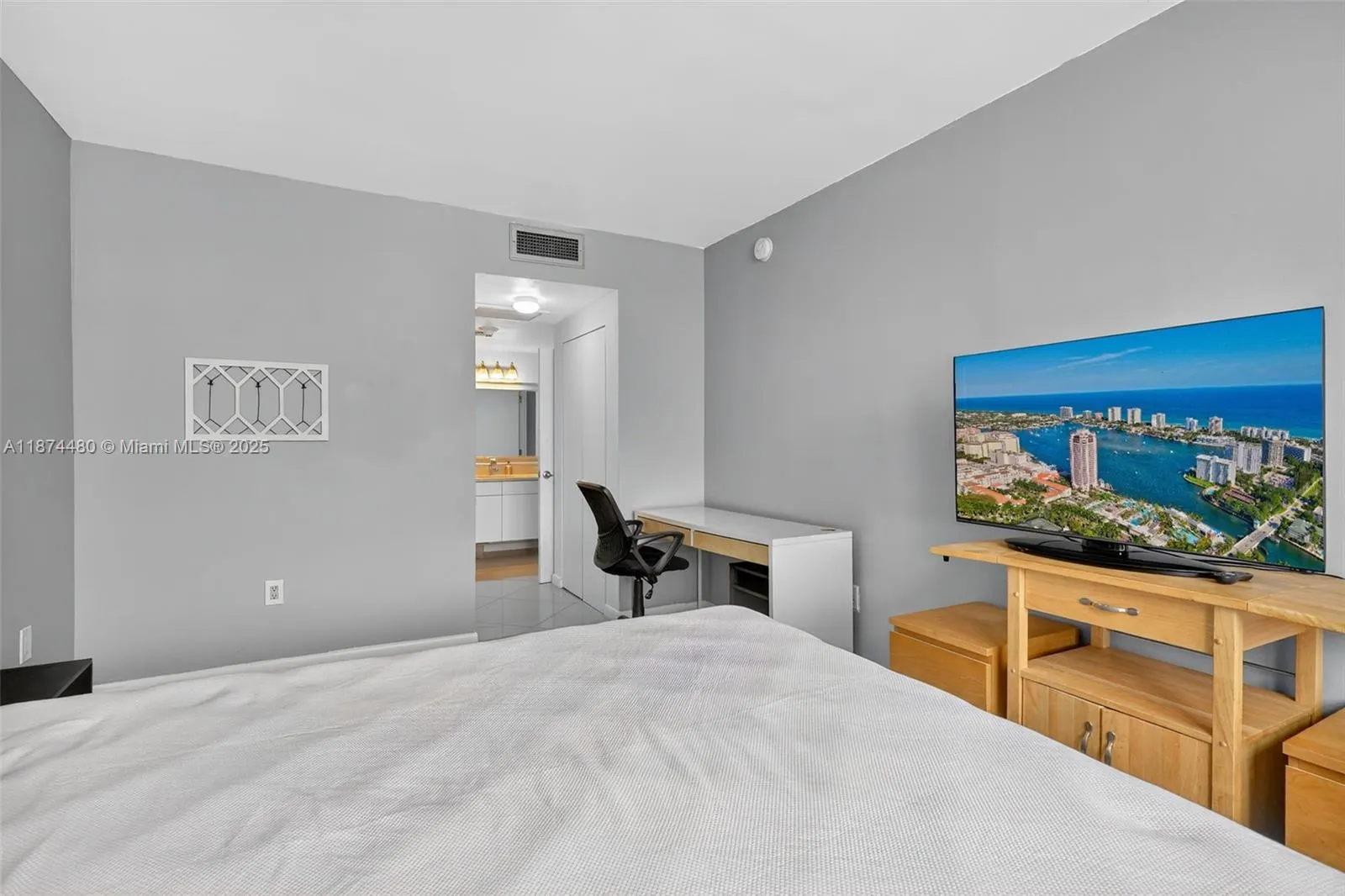 300 Bayview Dr, #1009