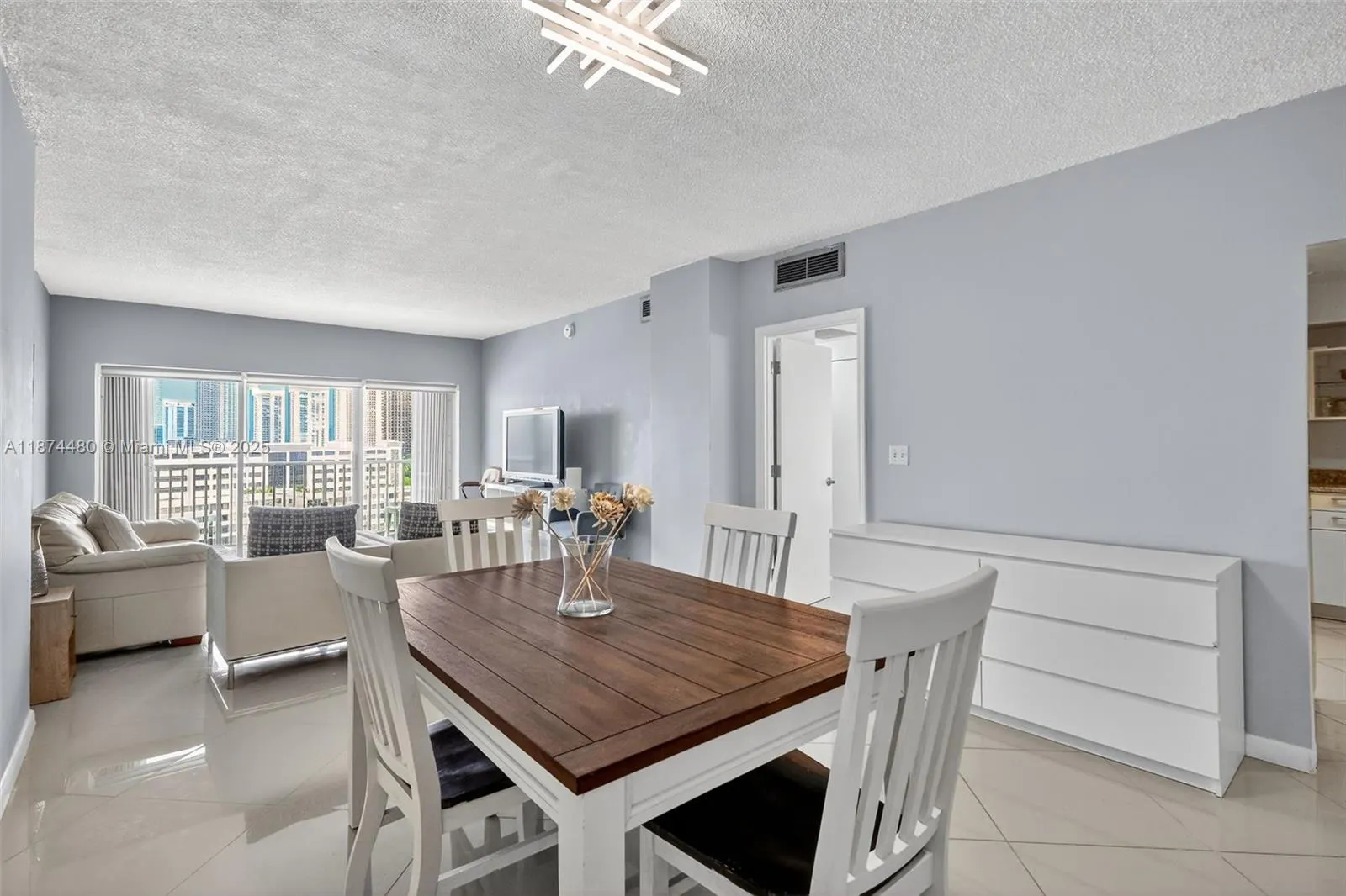 300 Bayview Dr, #1009