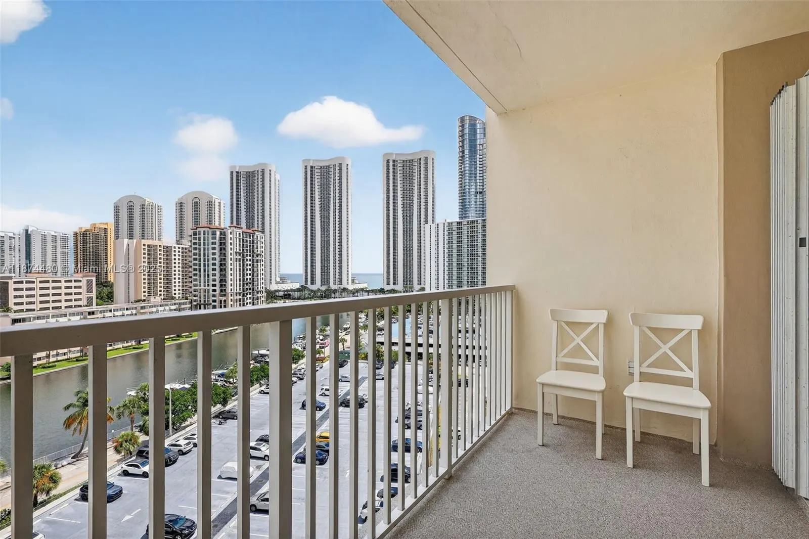 300 Bayview Dr, #1009