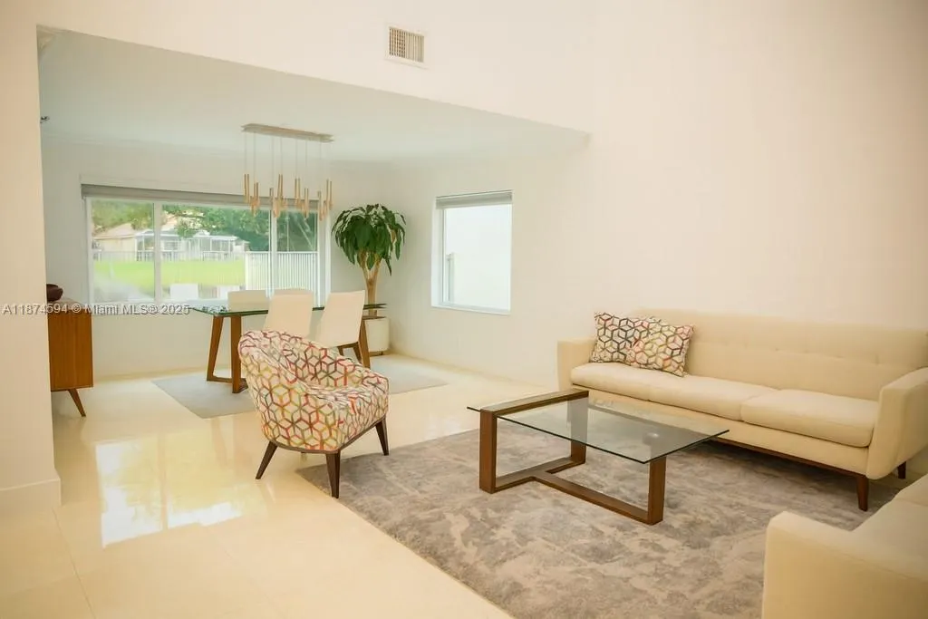 1216 Bayview Cir