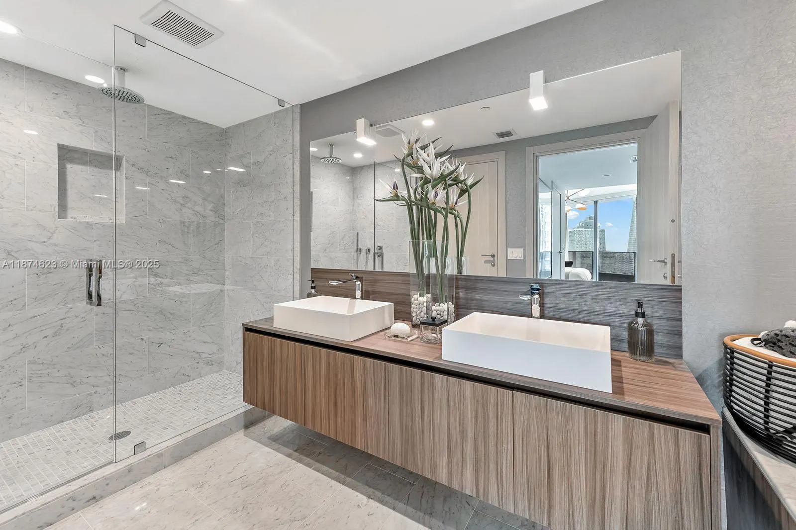 1000 Brickell Plz, #2201