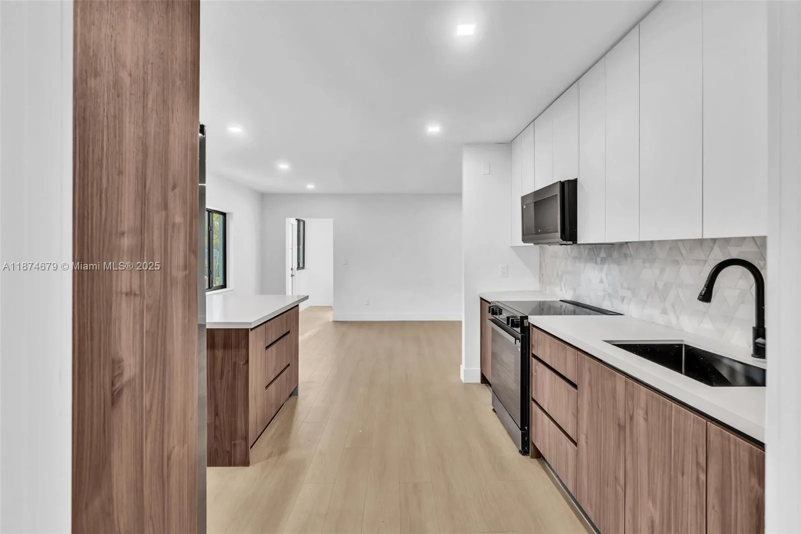 1123 NE 1st Ave