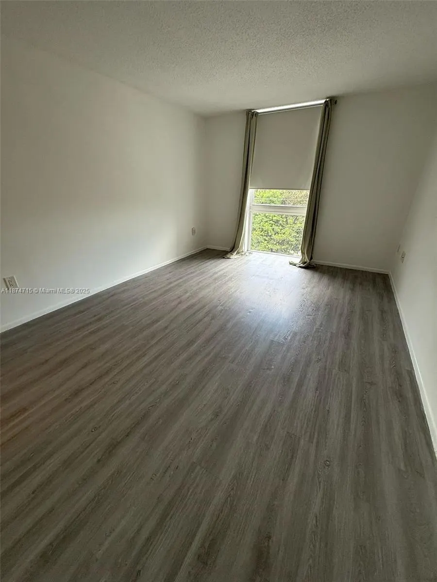 16950 W Dixie Hwy A-524 Hwy, #524
