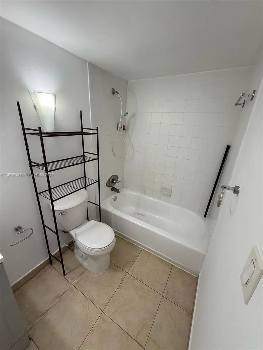 16950 W Dixie Hwy A-524 Hwy, #524