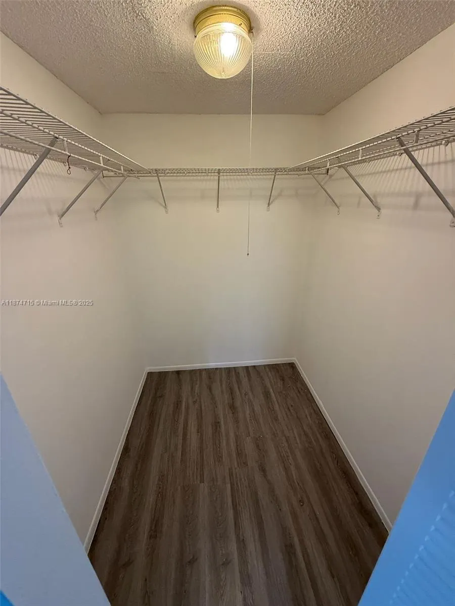 16950 W Dixie Hwy A-524 Hwy, #524