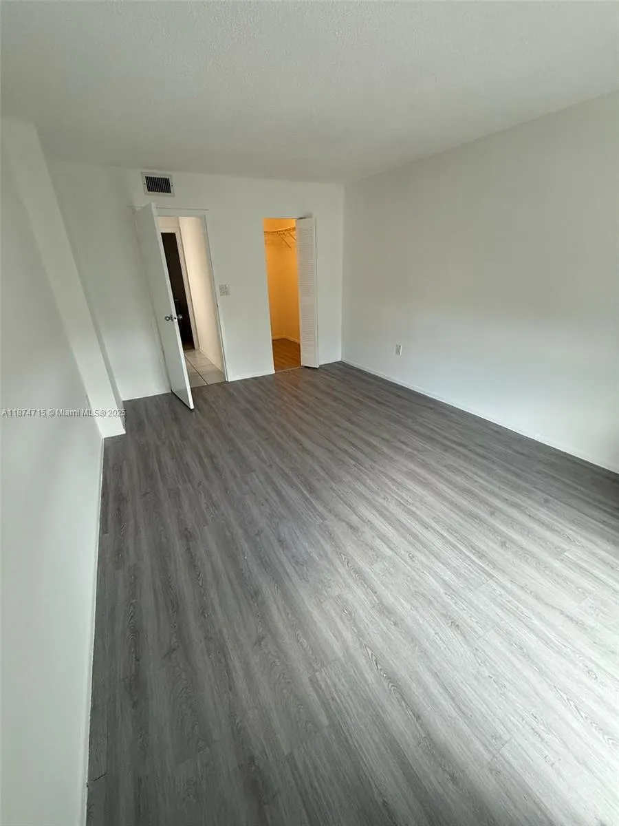 16950 W Dixie Hwy A-524 Hwy, #524