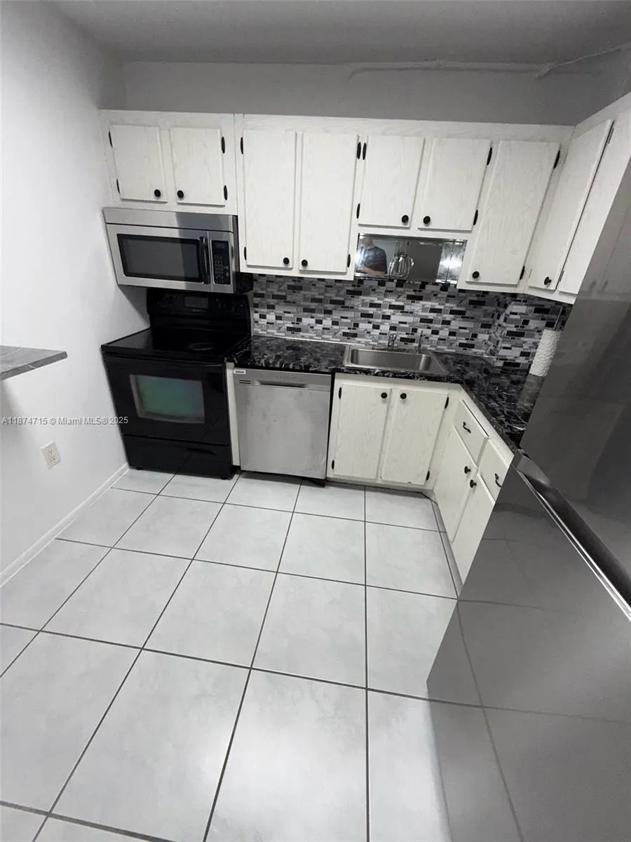16950 W Dixie Hwy A-524 Hwy, #524