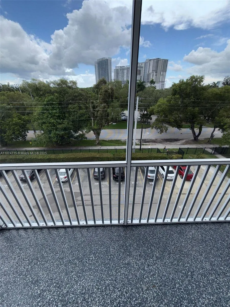 16950 W Dixie Hwy A-524 Hwy, #524