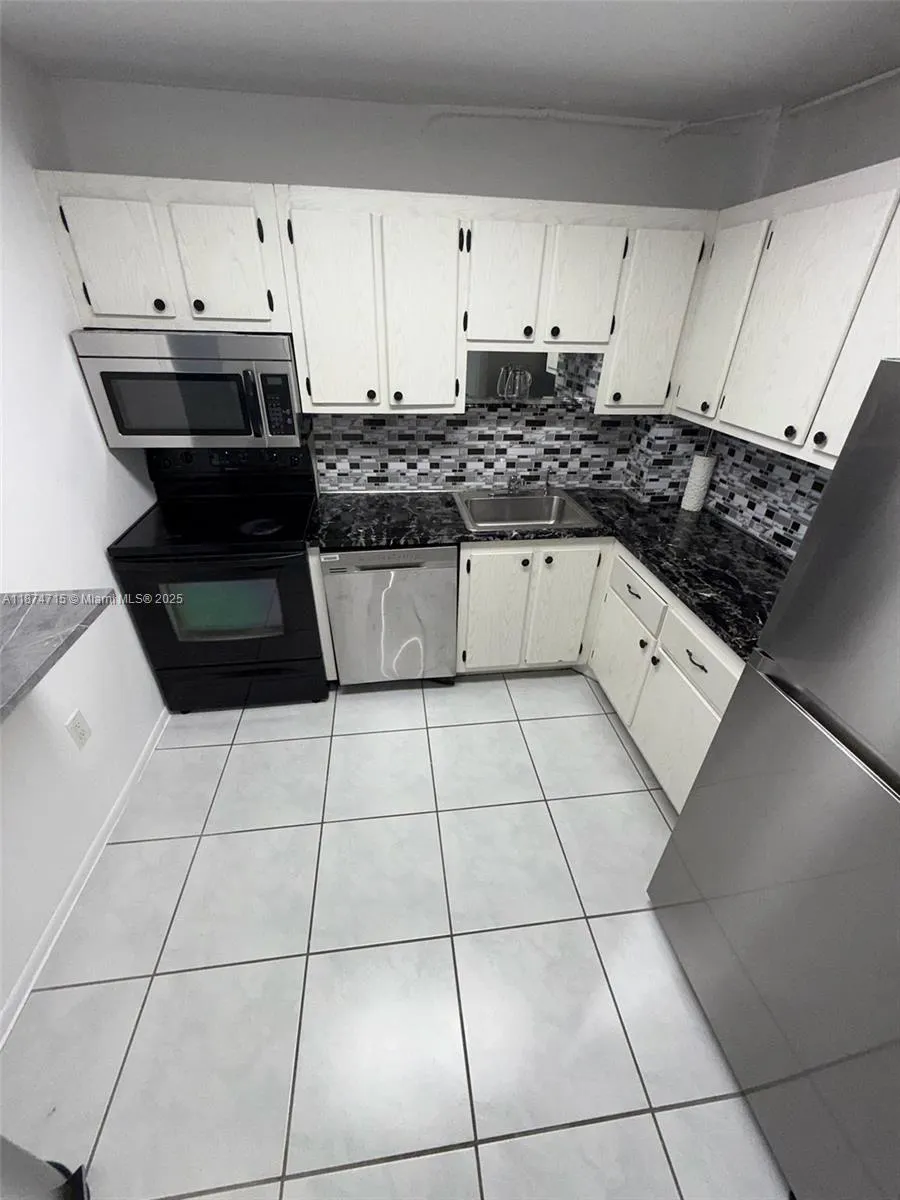 16950 W Dixie Hwy A-524 Hwy, #524