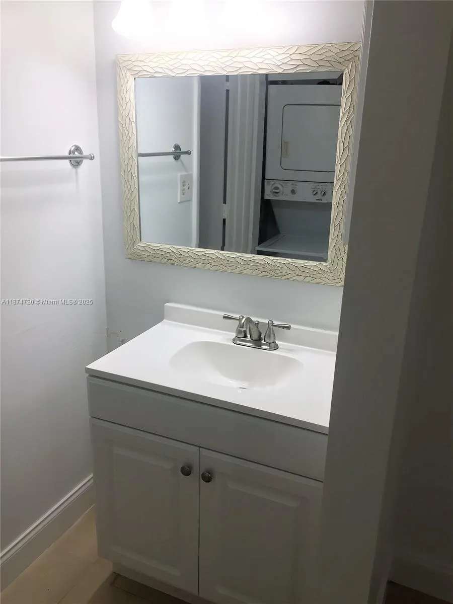 6061 Shakerwood Cir, #205