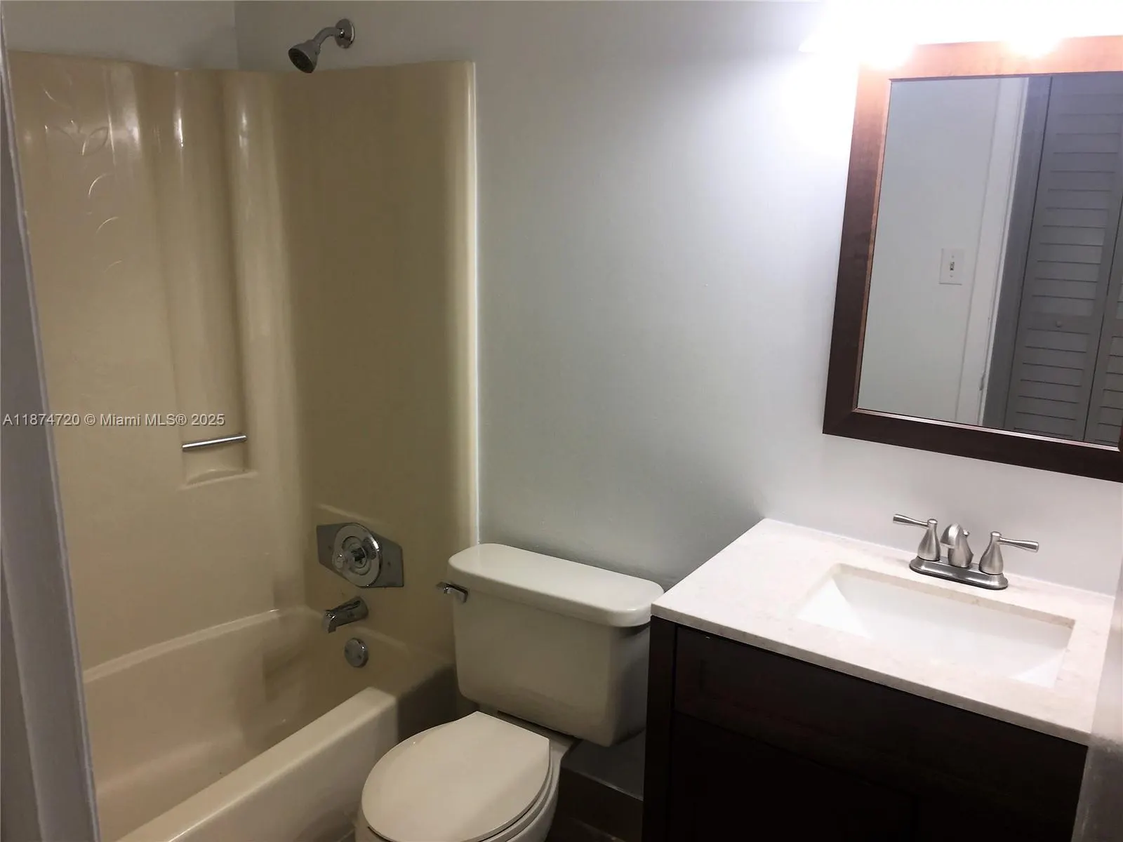 6061 Shakerwood Cir, #205