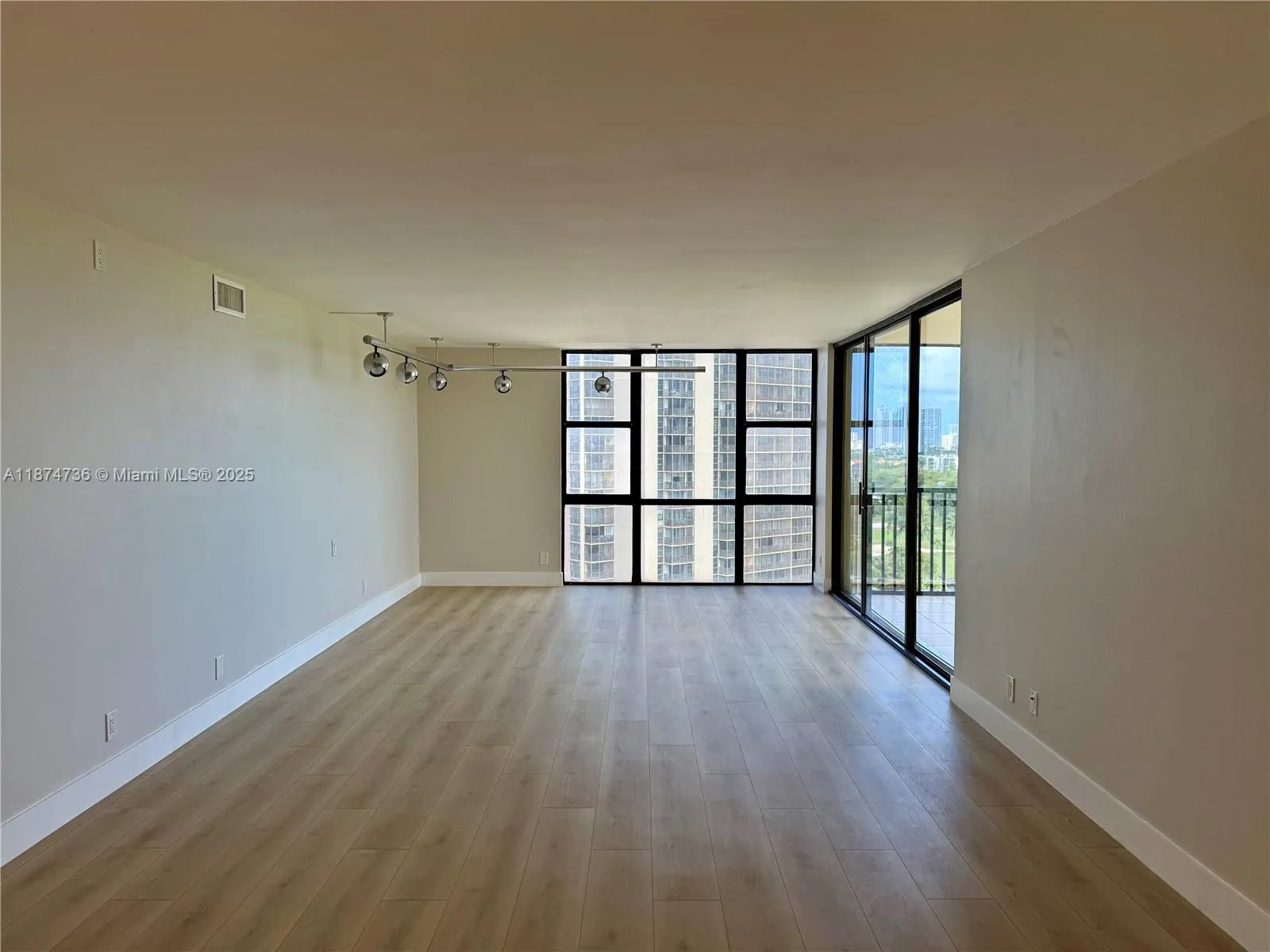 20335 W Country Club Dr, #1203