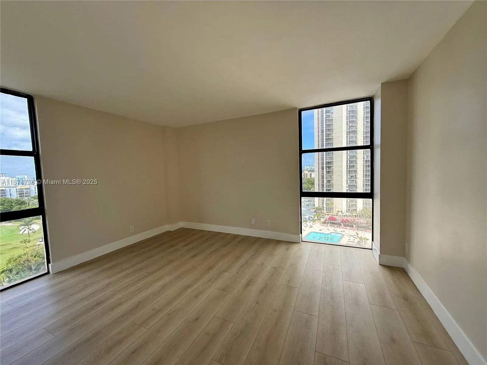 20335 W Country Club Dr, #1203