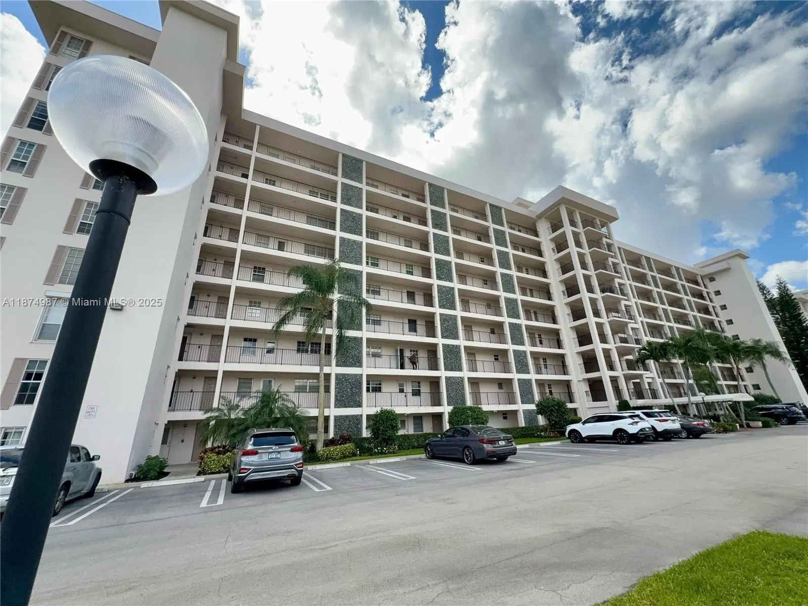 3100 N Palm Aire Dr, #709