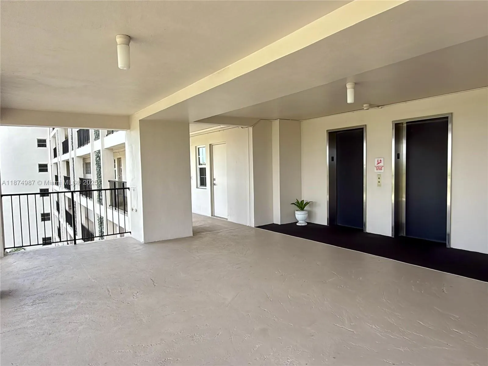 3100 N Palm Aire Dr, #709