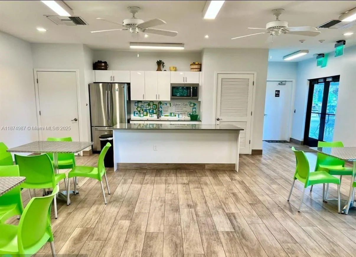 3100 N Palm Aire Dr, #709