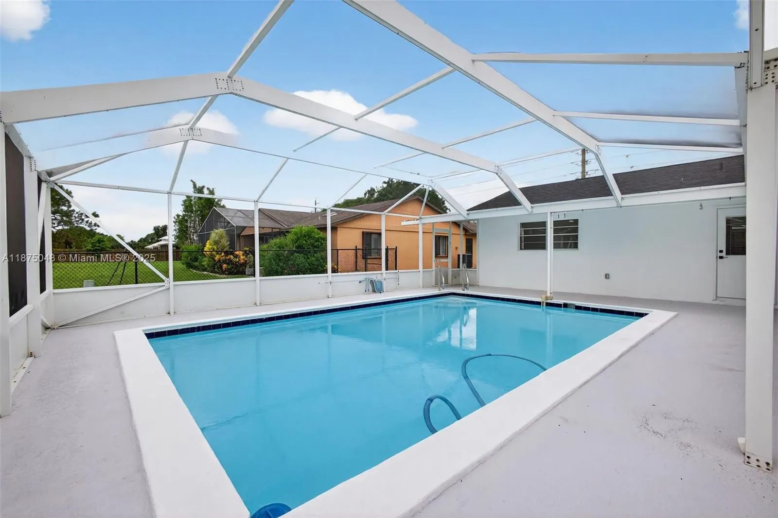 2221 SE Sidonia St
