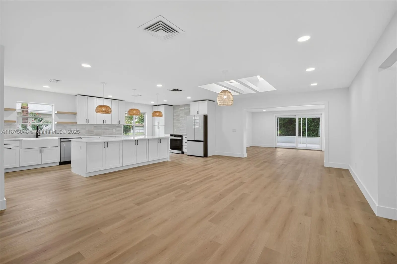 2221 SE Sidonia St