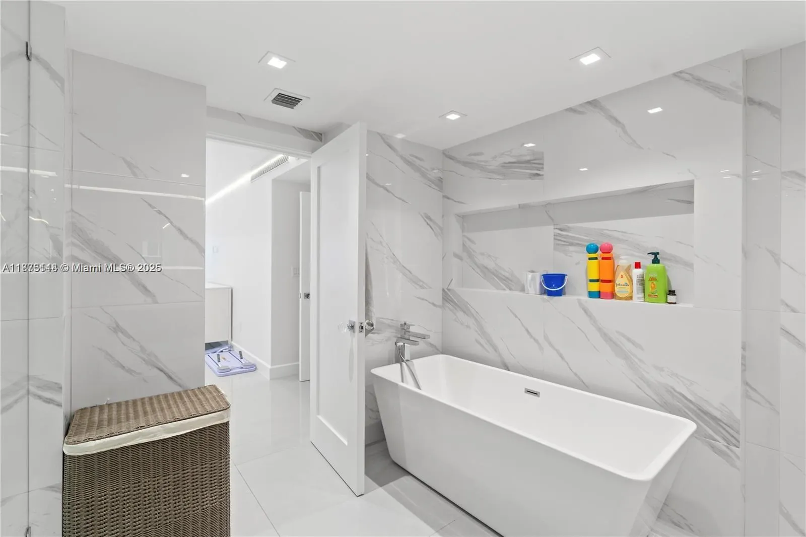 10205 Collins Ave, #608