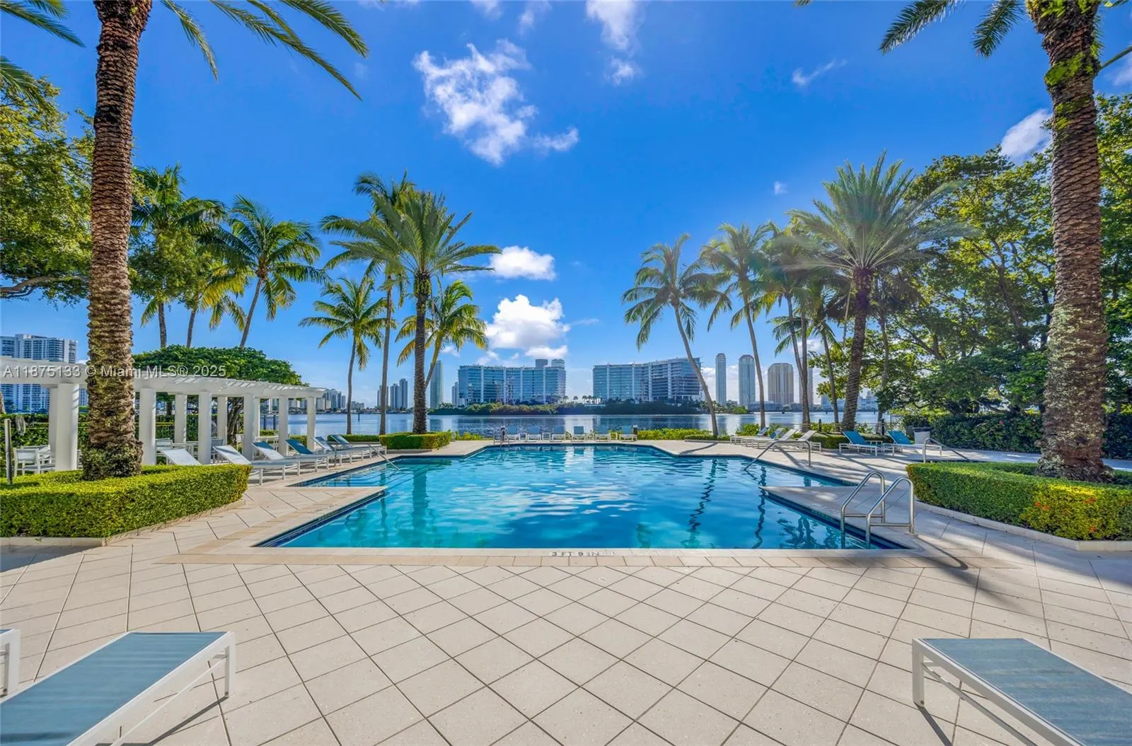3245 NE 184 St, #13101