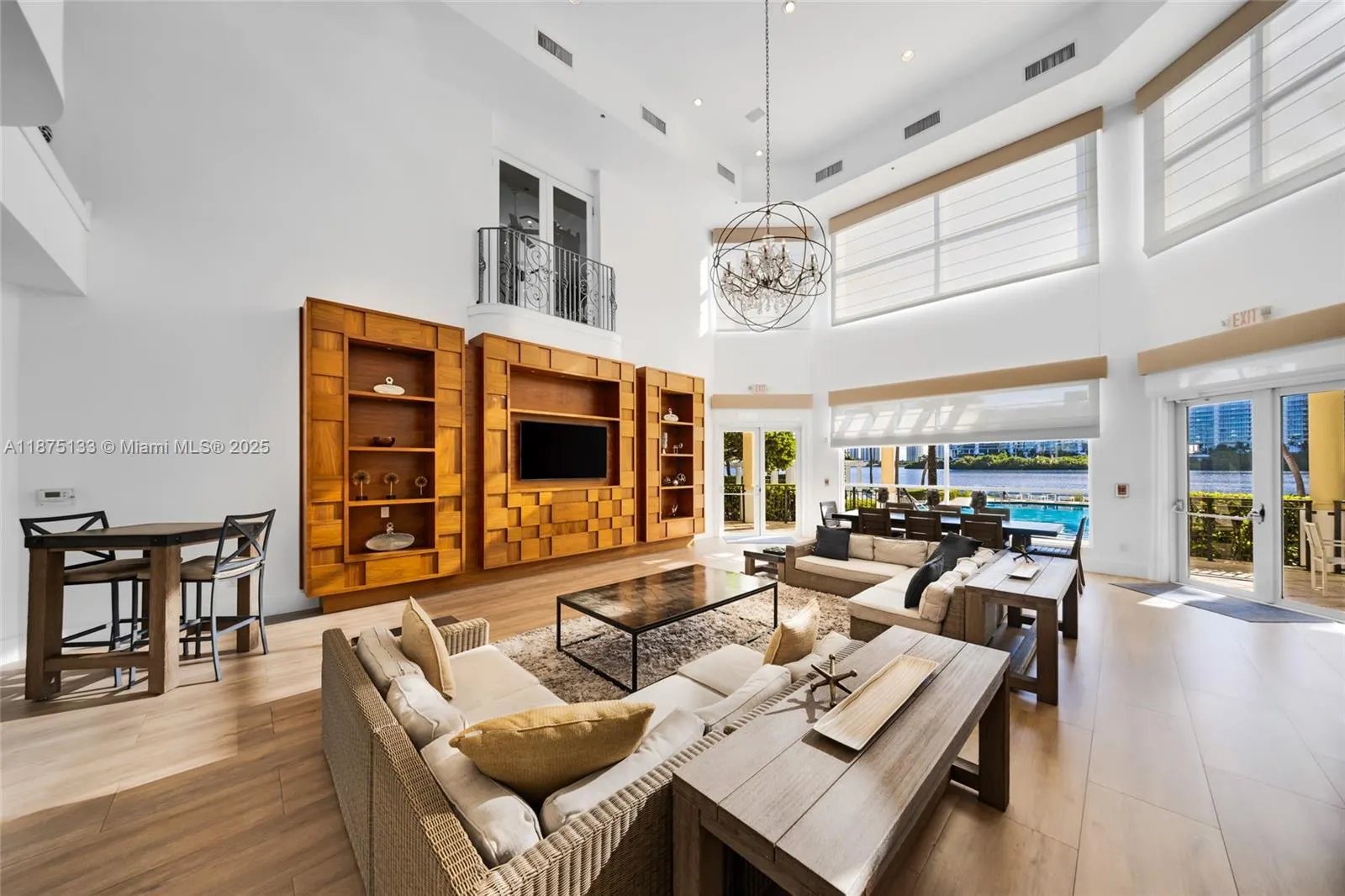 3245 NE 184 St, #13101
