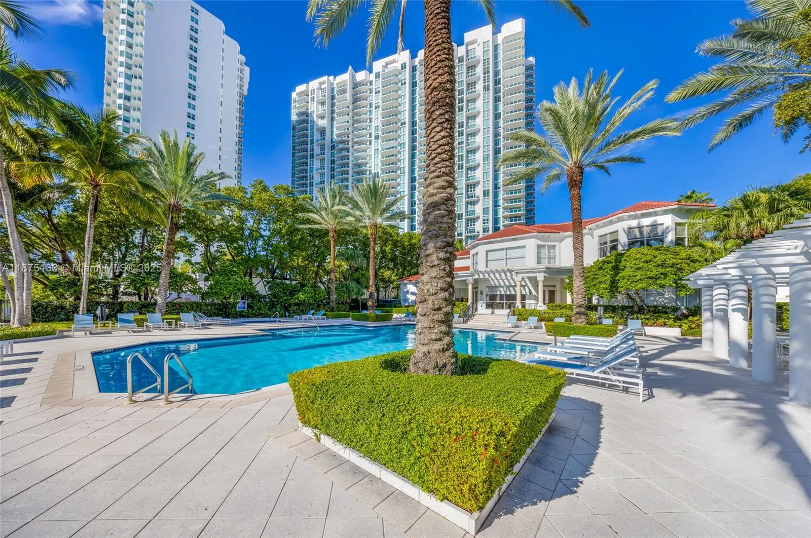 3245 NE 184 St, #13101